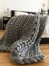 Load image into Gallery viewer, chunky yarn blanket
